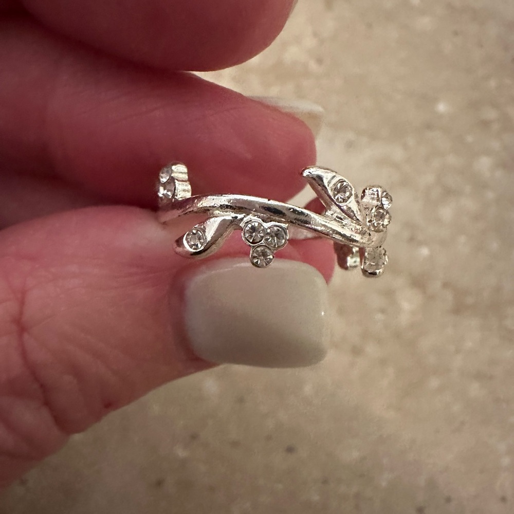 Claire’s Silver Floral Ring